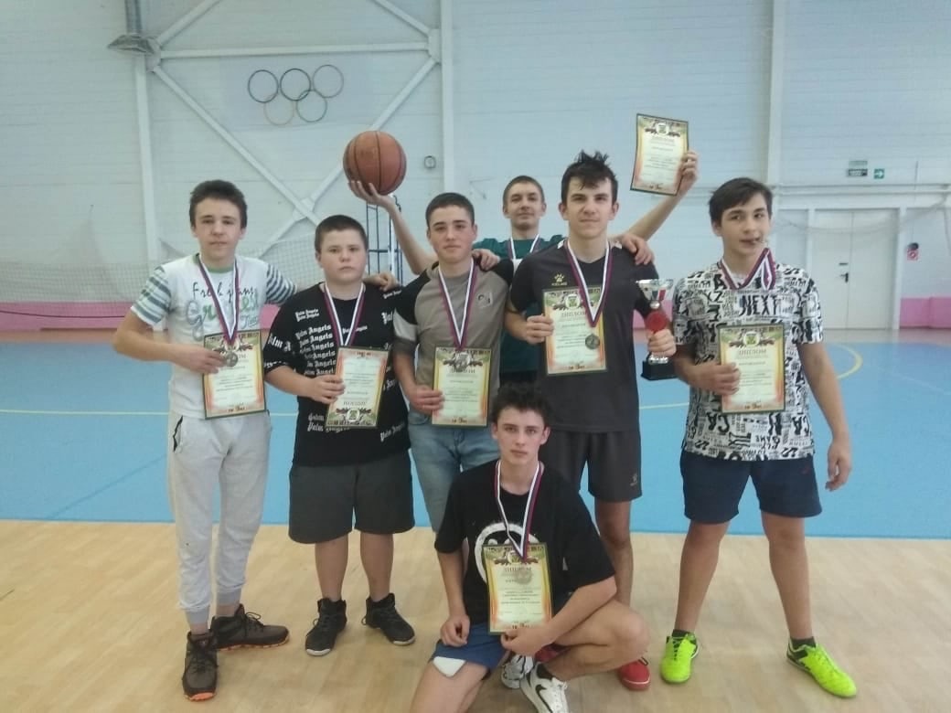 Наши серебряные призёры районных соревнований по баскетболу среди юношей 10-11 классов..