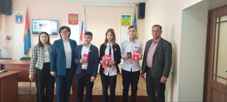 Активисты Движения Первых Сосновской средней школы №1 получили паспорт Гражданина РФ.