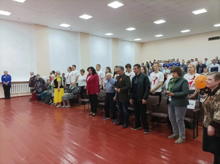 Первые Сосновской средней школы № 1 продолжают проводить всероссийскую акцию "Георгиевская ленточка!".