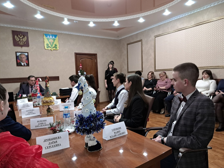 Глава Сосновского района встретился с одаренными детьми.