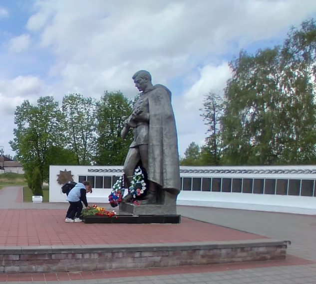 Возложение цветов к памятникам.