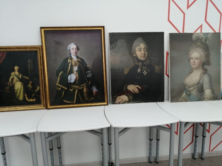 Картинная галерея в школе.