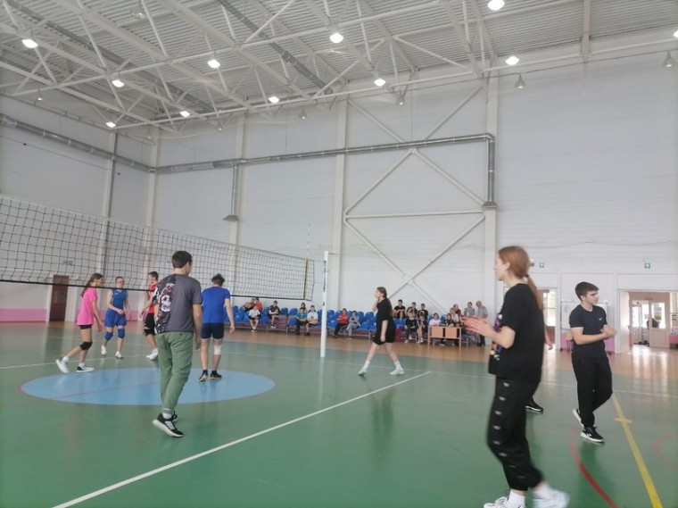 II место в муниципальных соревнованиях по волейболу.