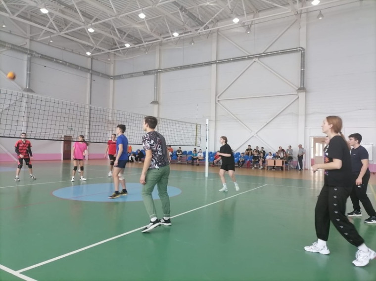 II место в муниципальных соревнованиях по волейболу.