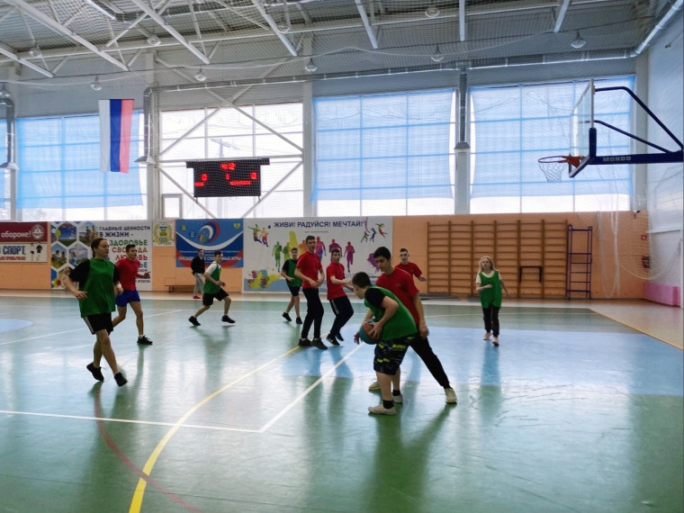 4-й вид районных юношеских игр - баскетбол среди юношей 10-11 классов.